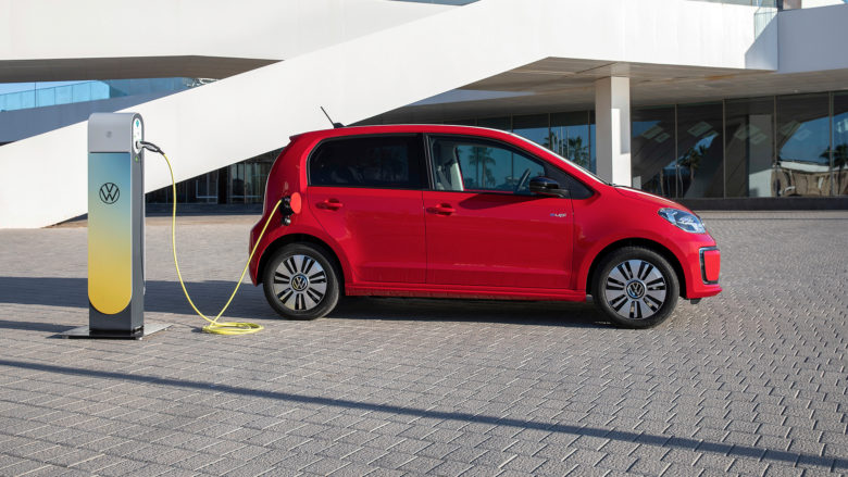 Der e-up! von Volkswagen an der Ladesäule. © Volkswagen