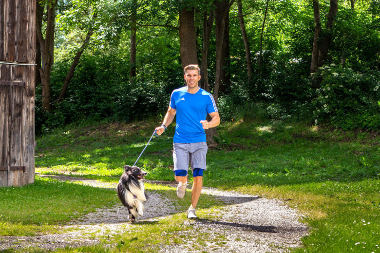 Florian Gschwandtner beim Laufen mit Hund. © Tractive