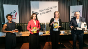 Bundesministerin Leonore Gewessler und Patentamtspräsidentin Mariana Karepova präsentierten den Jahresbericht des Patentamtes. © Österreichisches Patentamt/APA-Fotoservice/Reither