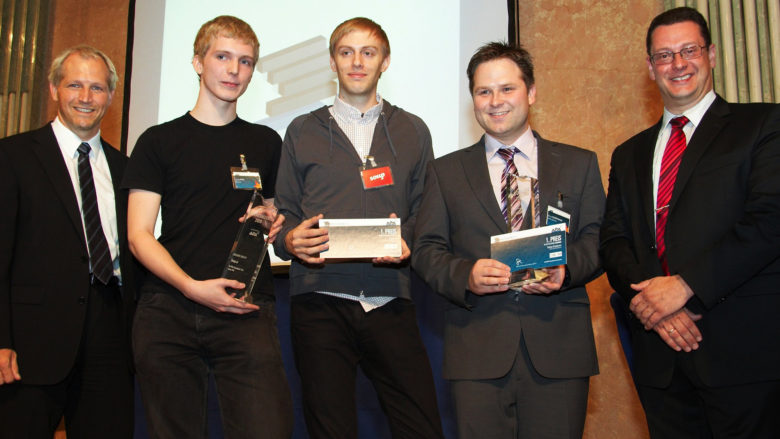 Christopher Clay und Mitgründer Lukas Fittl gewinnen 2009 APA-Innovations-Award. © APA/Thomas Preiss