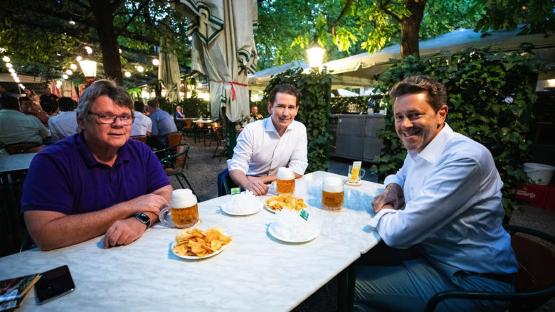 Bundeskanzler Kurz auf ein Bier mit WKÖ-Präsident Mahrer und ÖGB-Präsident Katzian. © BKA/Arno Melicharek