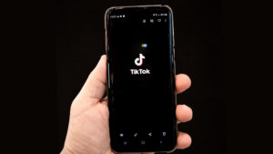 Die TikTok-App am Smartphone. © Olivier Bergeron on Unsplash
