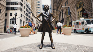 Statue eines kleinen Mädchens gegenüber des Wall-Street-Bullen. © Robert Bye on Unsplash