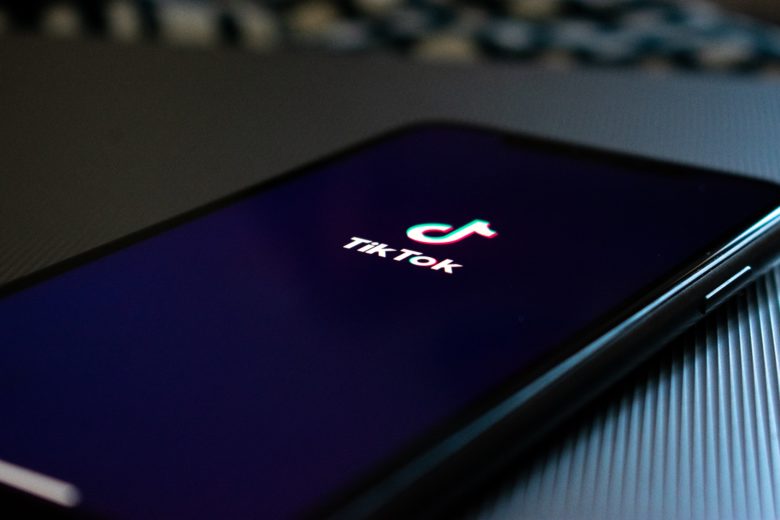 TikTok am Smartphone. © Kon Karampelas on Unsplash