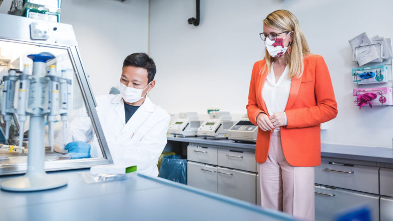 Wirtschaftsministerin Schramböck bei Hexogen im Labor. © FFG