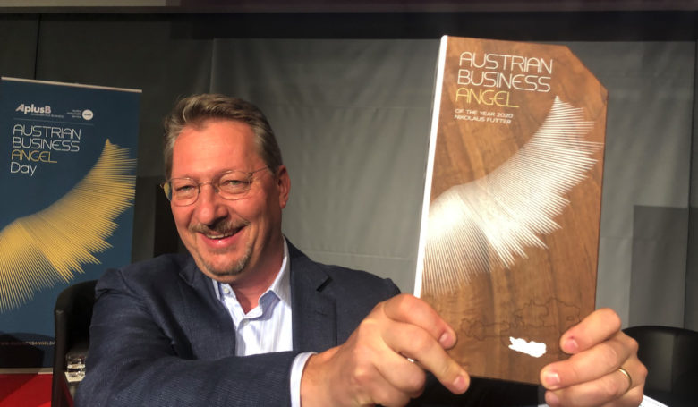 Neuer aaia-Präsident Nikolaus Futter mit der Auszeichnung zum Business Angel des Jahres © Trending Topics