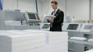 Finanzminister Gernot Blümel in der Druckerei. © BMF