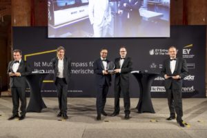 (v.l.n.r.) Rainer Nowak, Chefredakteur „Die Presse“, Andreas Lampl, Chefredakteur „Trend“, Sascha Dennstedt und Christian Harwanegg von MacroArray Diagnostics, EY Entrepreneur Of The Year 2020 in der Kategorie Start-ups, Erich Lehner, Program Partner EY Entrepreneur Of The Year Österreich. © Point of View