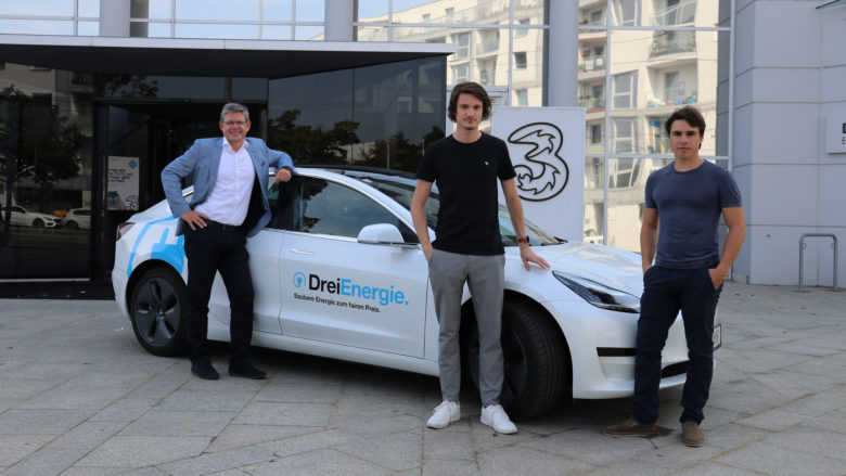 Drei-CCO Rudolf Schrefl, Eloop-CEO Nico Prugger und Eloop-COO Maximilian Schalkhammer mit dem ersten Tesla der Flotte. © Drei