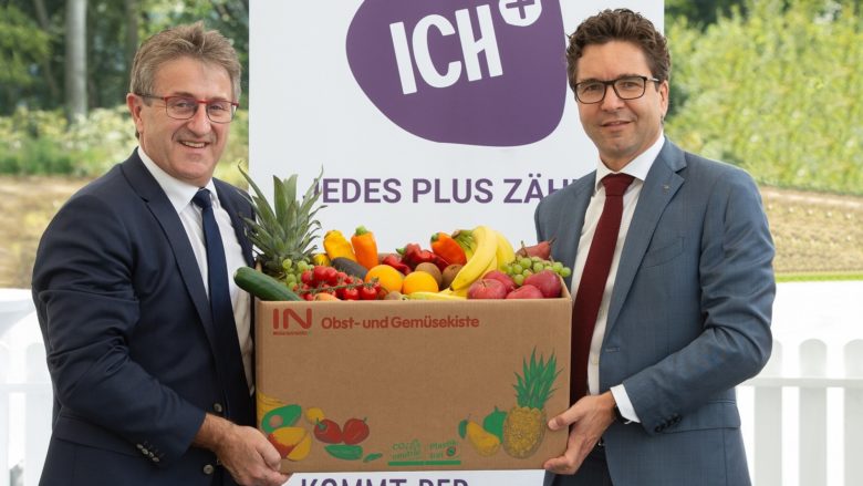Manfred Hohensinner, Geschäftsführer ICH+ und Markus Kaser, Geschäftsführer von Interspar Österreich mit einer Obst- und Gemüsekiste. © Rene Strasser