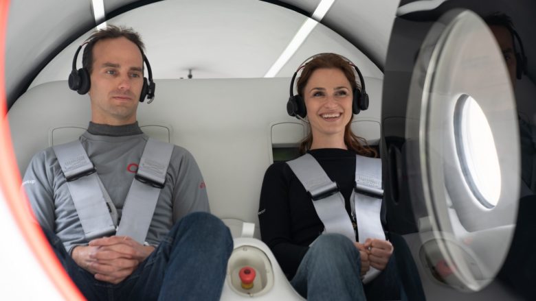 Josh Giegel und Sara Luchian in der Hyperloop-Kapsel. © Virgin Hyperloop