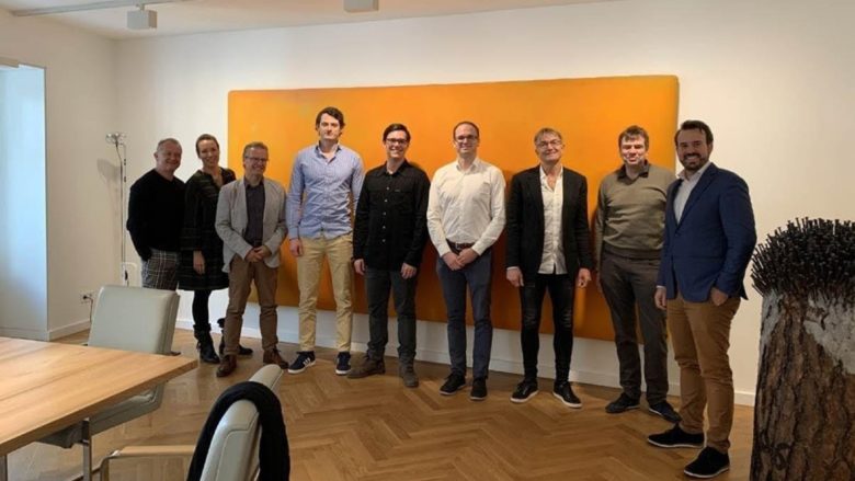 Von links nach rechts: Ingo Dopplinger, Karin Dopplinger, Werner Schweitzer, Arne Reimann (CEO timeBro), Niclas Preisner (CMO timeBro), Mislav Boras (Head of IT timeBro), Heinz Raufer, Stephan Berendsen, Markus Kainz (CEO primeCrowd). © primeCrowd