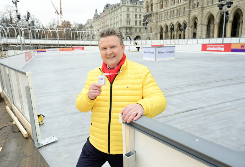 Bürgermeister Michael Ludwig mit dem elektronischen Distance Marker. © C.Jobst/PID