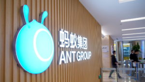 Ant Group Logo in der Lobby.