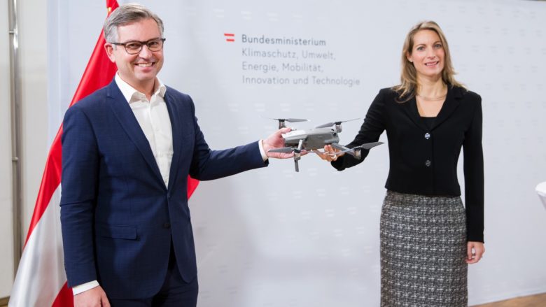 Stellten den Drohnenführerschein vor: Luftfahrtstaatssekretär Magnus Brunner und Austro Control-Geschäftsführerin Valerie Hackl. © BKA/Dunker