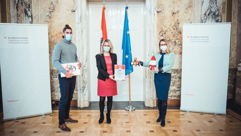 Anna Iarotska und Robo Wunderkind erhalten den Siegerpreis "Digitale Innovationen aus und für Österreich". © Philipp Hartberger