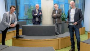 Die beiden DrainBot-Geschäftsführer Slevan Stekovic und Philipp Lepold (jeweils außen) mit Science Park Graz-Chef Martin Mössler (2. v. l.) und Steiermärkische-Vorstand Oliver Kröpfl. © DrainBot GmbH