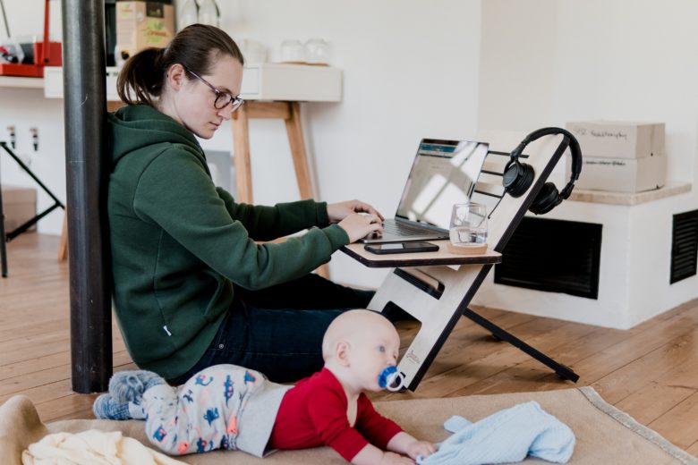 Im Home Office mit Baby. © Standsome Worklifestyle on Unsplash