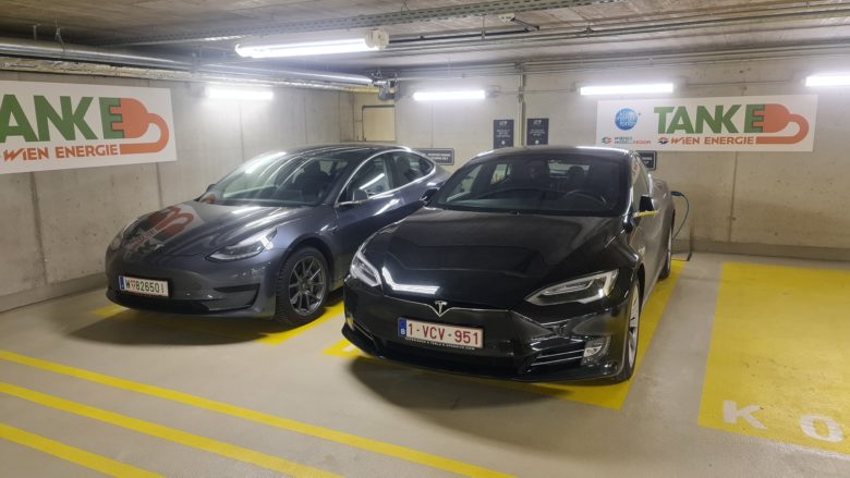 Der Parkplatz von Ufodrive: Links unser Model 3, rechts das Model S. © Trending Topics / Oliver Janko