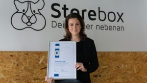 Magdalena Mathoi, Head of Business Development bei Storebox mit der Urkunde des Deutschen Franchiseverbands. © Storebox
