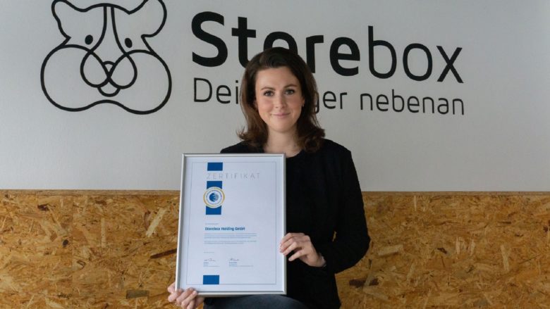 Magdalena Mathoi, Head of Business Development bei Storebox mit der Urkunde des Deutschen Franchiseverbands. © Storebox