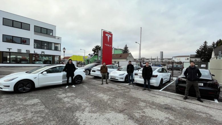 Eloop-Team mit Tesla-Fuhrpark. © Eloop