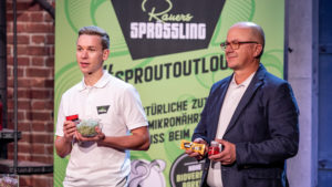 Sebastian Rauer und sein Vater Fritz wollen mit Sprossen-Snacks überzeugen. © PULS 4 / Gerry Frank