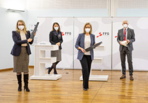 Wirtschaftsministerin Margarete Schramböck, FFG-Geschäftsführerin Henrietta Egerth, Klimaschutzministerin Leonore Gewessler und FFG-Geschäftsführer Klaus Pseiner. © FFG / Astrid Knie