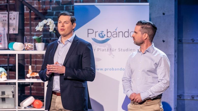 Matthias Ruhri und Manuel Leal-Garcia beim Pitch von Probando. © PULS 4 / Gerry Frank