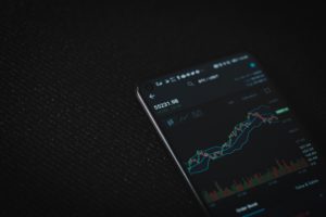 Bitcoin Trading am Smartphone. © Viktor Forgacs on Unsplash