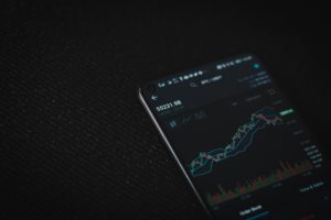 Bitcoin Trading am Smartphone. © Viktor Forgacs on Unsplash