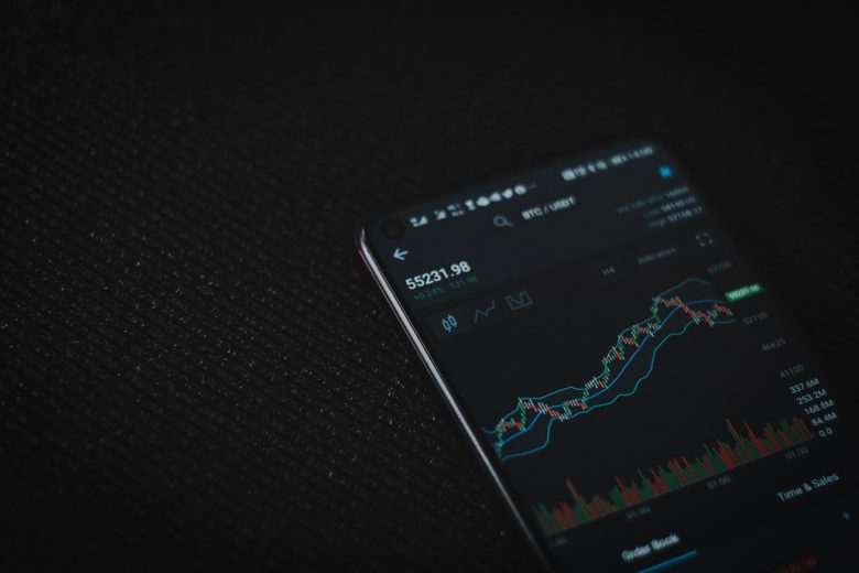 Bitcoin Trading am Smartphone. © Viktor Forgacs on Unsplash