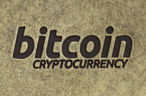 Bitcoin, eingraviert in Metall. © BTC Keychain (CC BY 2.0)