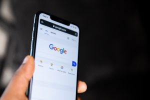 Google-Suche am Smartphone. © Solen Feyissa on Unsplash