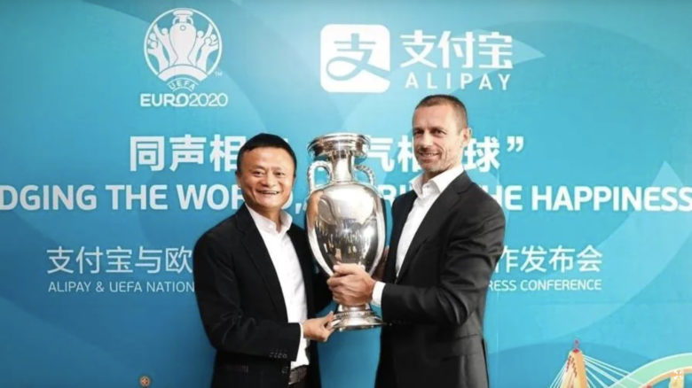 UEFA-Präsident Aleksander Čeferin und Jack Ma, Vorstandsvorsitzender der Alibaba-Gruppe, mit der EM-Trophäe. © UEFA