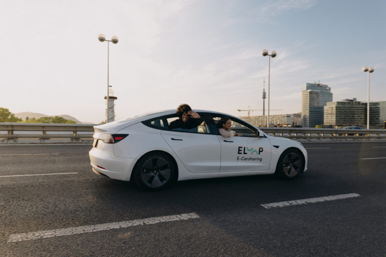 Eloop-Tesla auf der Wiener Reichsbrücke. So einer wurde "gehackt". © Eloop