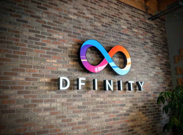 Dfinity-Logo an Office-Wand. © Dfinity Foundation