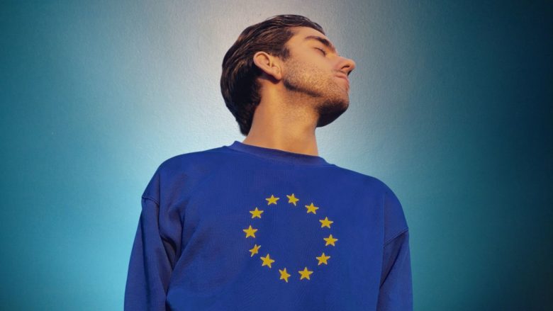 Mann im EU-Pullover. © Henri Lajarrige Lombard on Unsplash