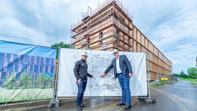 Thomas Grassauer, Leiter Dynatrace Softwareentwicklungs-Lab Klagenfurt, und Bernhard Lamprecht, Geschäftsführer Lakeside Park, vor dem neuen Dynatrace-Gebäude © Daniel Kattnig