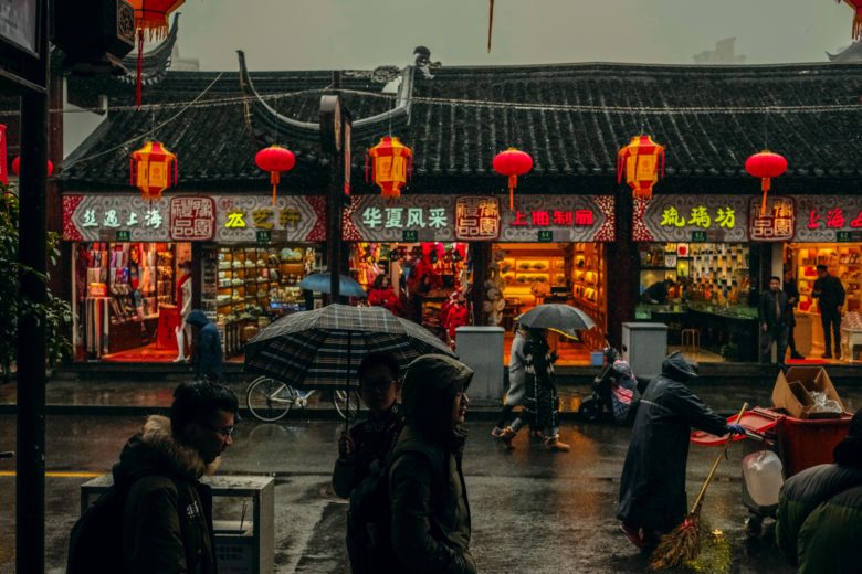 Straßenszene in Shanghai. © Nuno Alberto on Unsplash