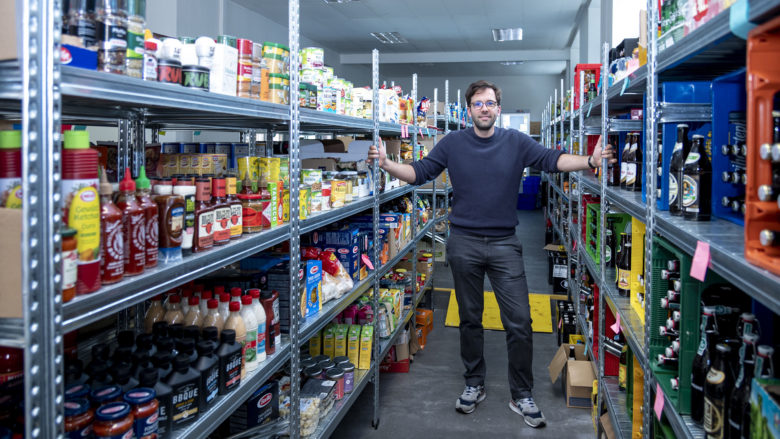 Lukas Grabenwöger, CEO von Jokr in Österreich und Zentraleuropa, im Dark Store im neunten Bezirk © Trending Topics / Julia Pabst