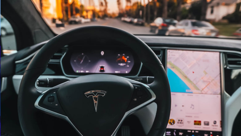 Tesla "Autopilot"-Modus. © Roberto Nickson on Unsplash