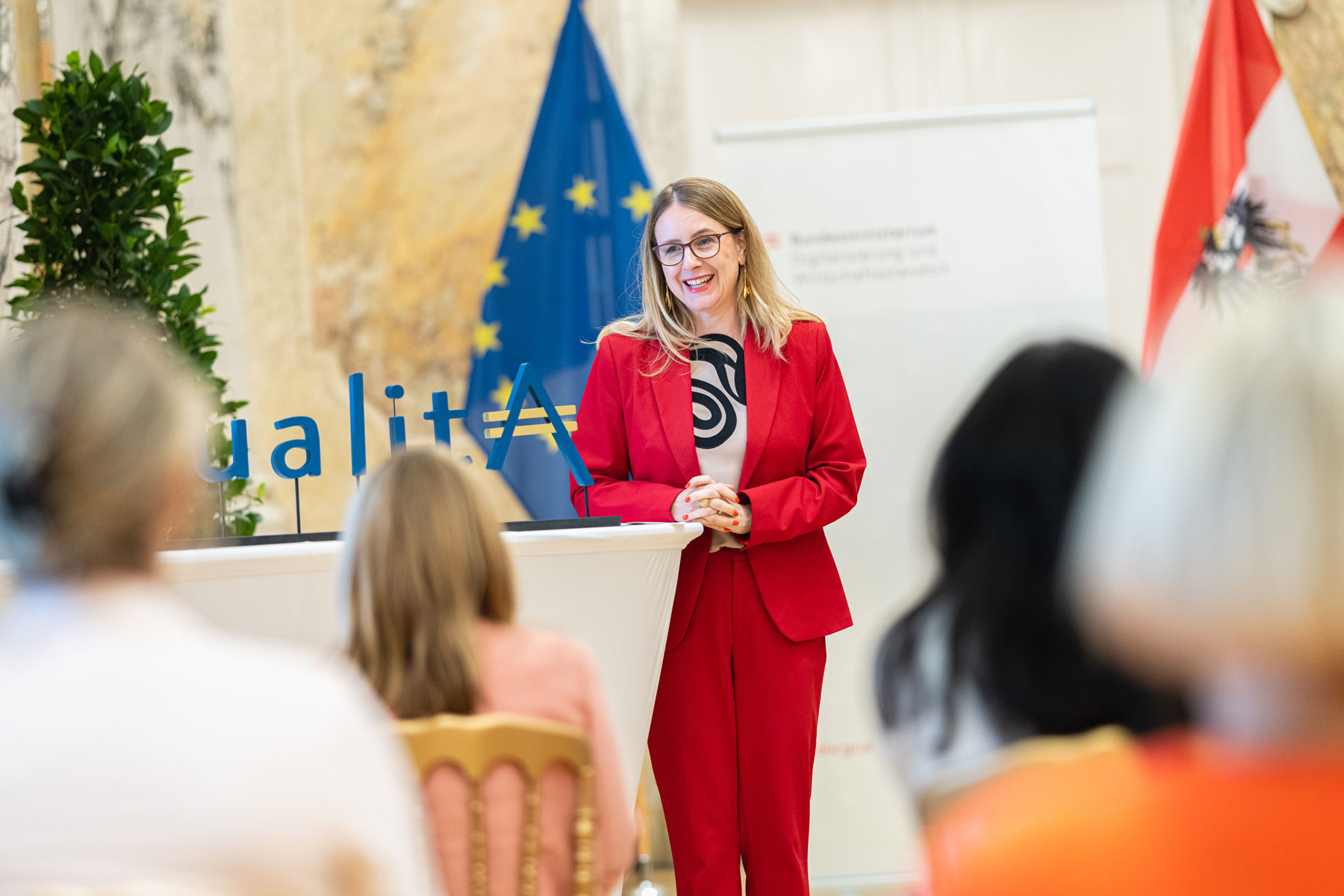 Bundesministerin Margarete Schramböck zeichnet Unternehmen mit dem equalitA Gütesiegel aus. © Foto: BKA / Florian Schroetter