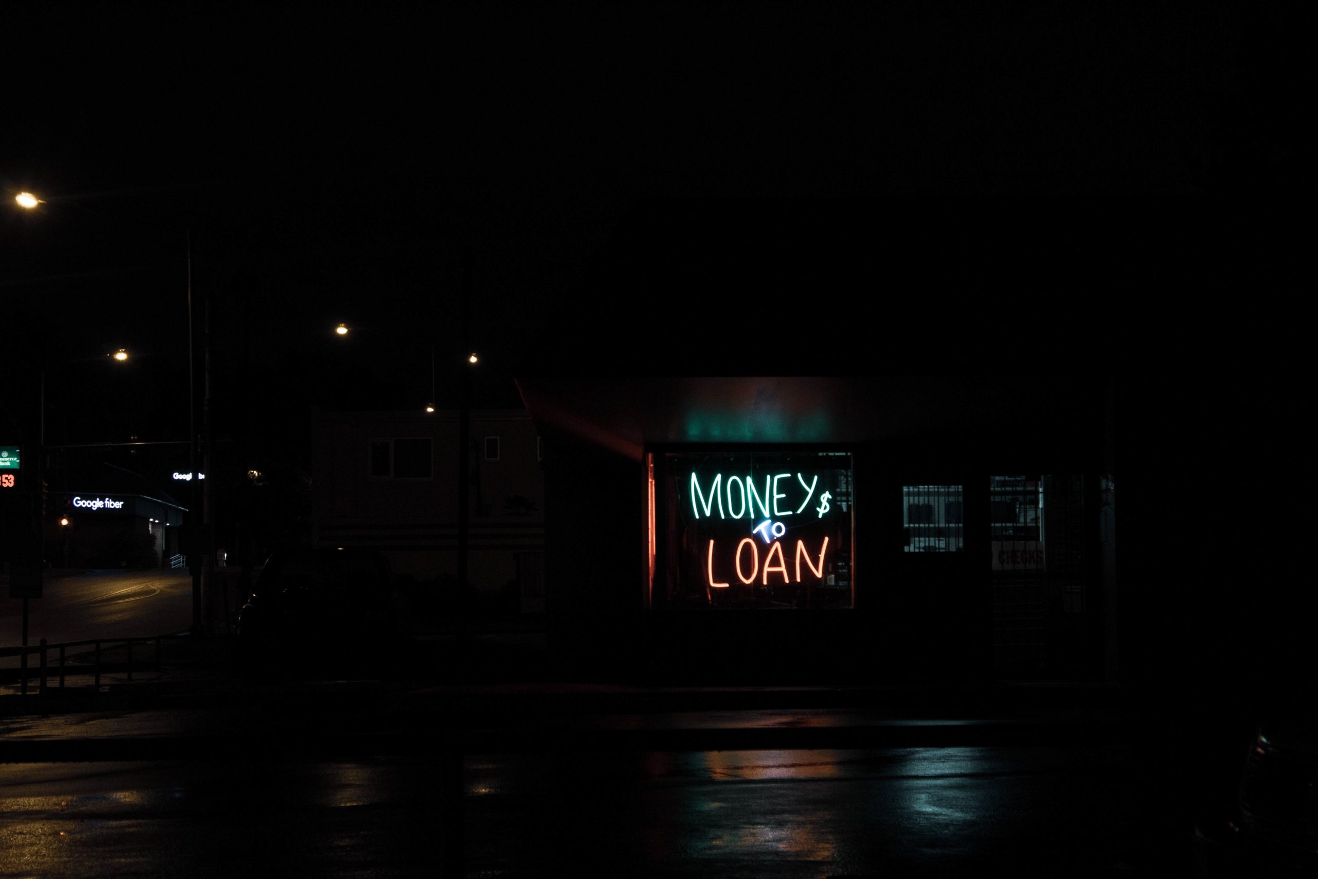 Money & Loan. © Daniel Thomas on Unsplash