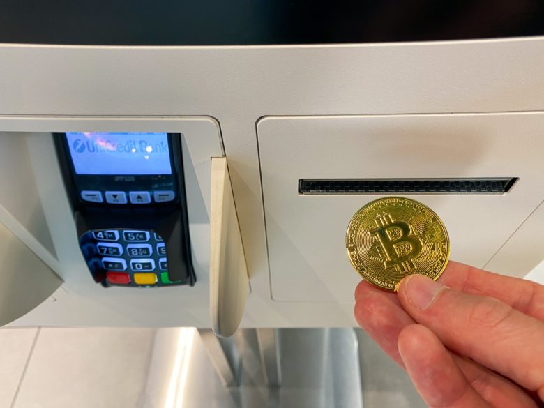 Bitcoin am Geldautomaten. © Old Money on Unsplash