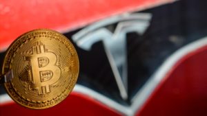 Tesla und Bitcoin - eher kein Erfolg. © Artur Widak, Getty Images