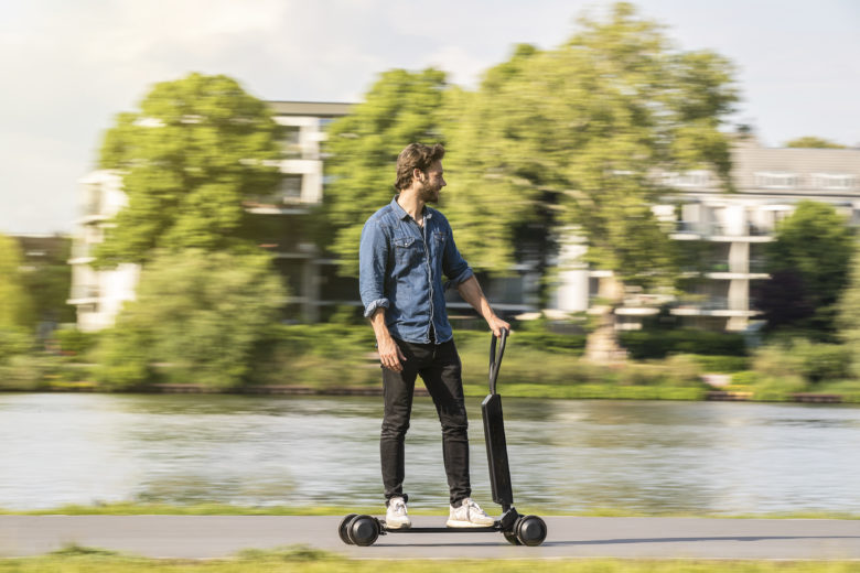 Audi combines e-scooter with skateboard ©Audi