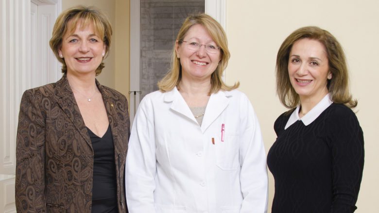 (v.l.n.r.) Karin Vilsmeier-Dietrich, Marion Noe und Ghazaleh Gouya von ProFem © Stefan Burghart