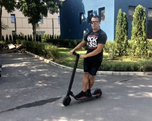 Kristiyan Kostadonov combines the e-scooter with car and in the past two months rode around 300 km. © Trending Topics