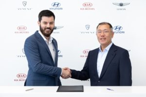 Mate Rimac (l) and Euisun Chung (r) signing the strategic partnership ©Rimac Automobili